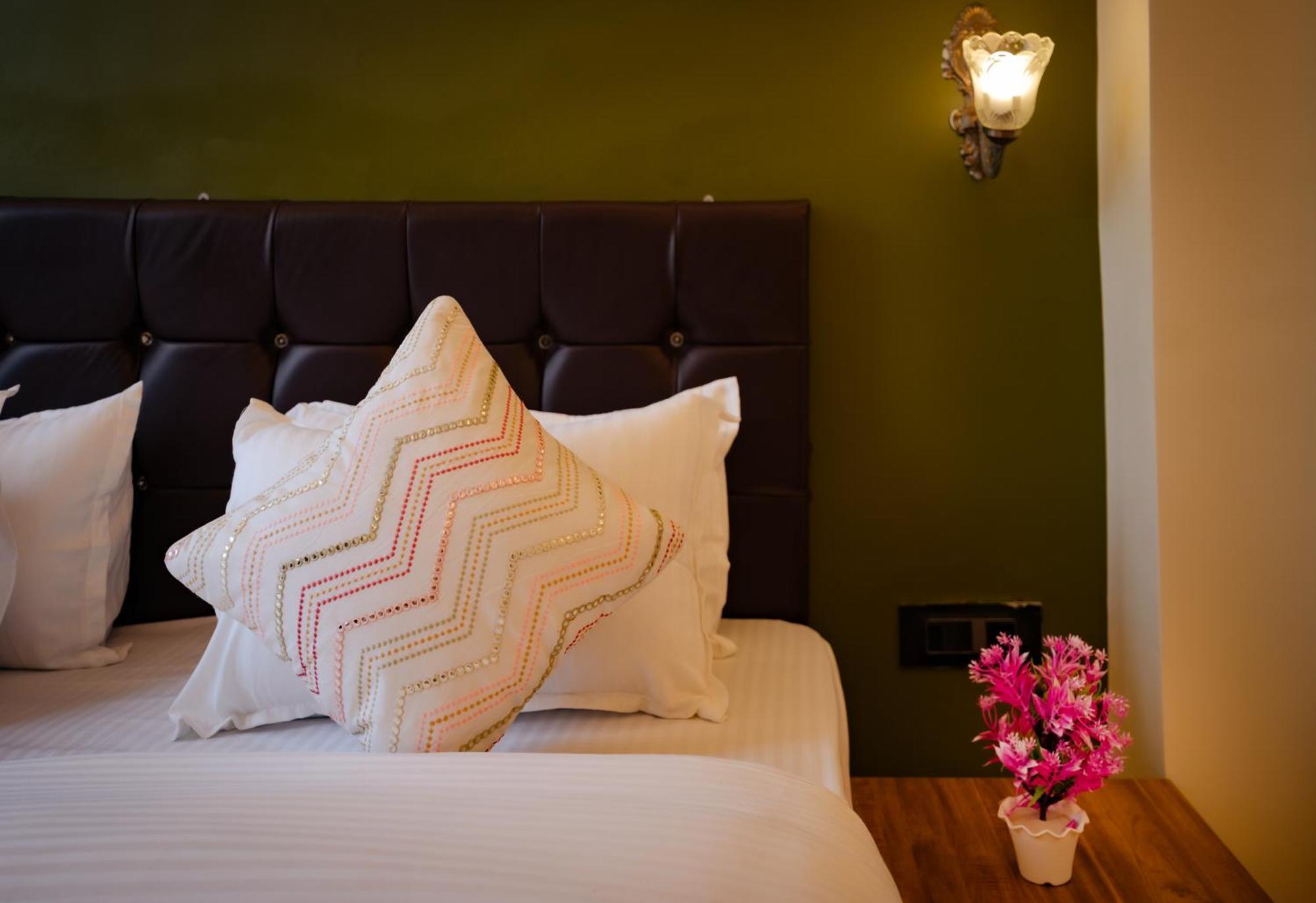 Tripli Hotels Silver Shine Váránaszi Kültér fotó
