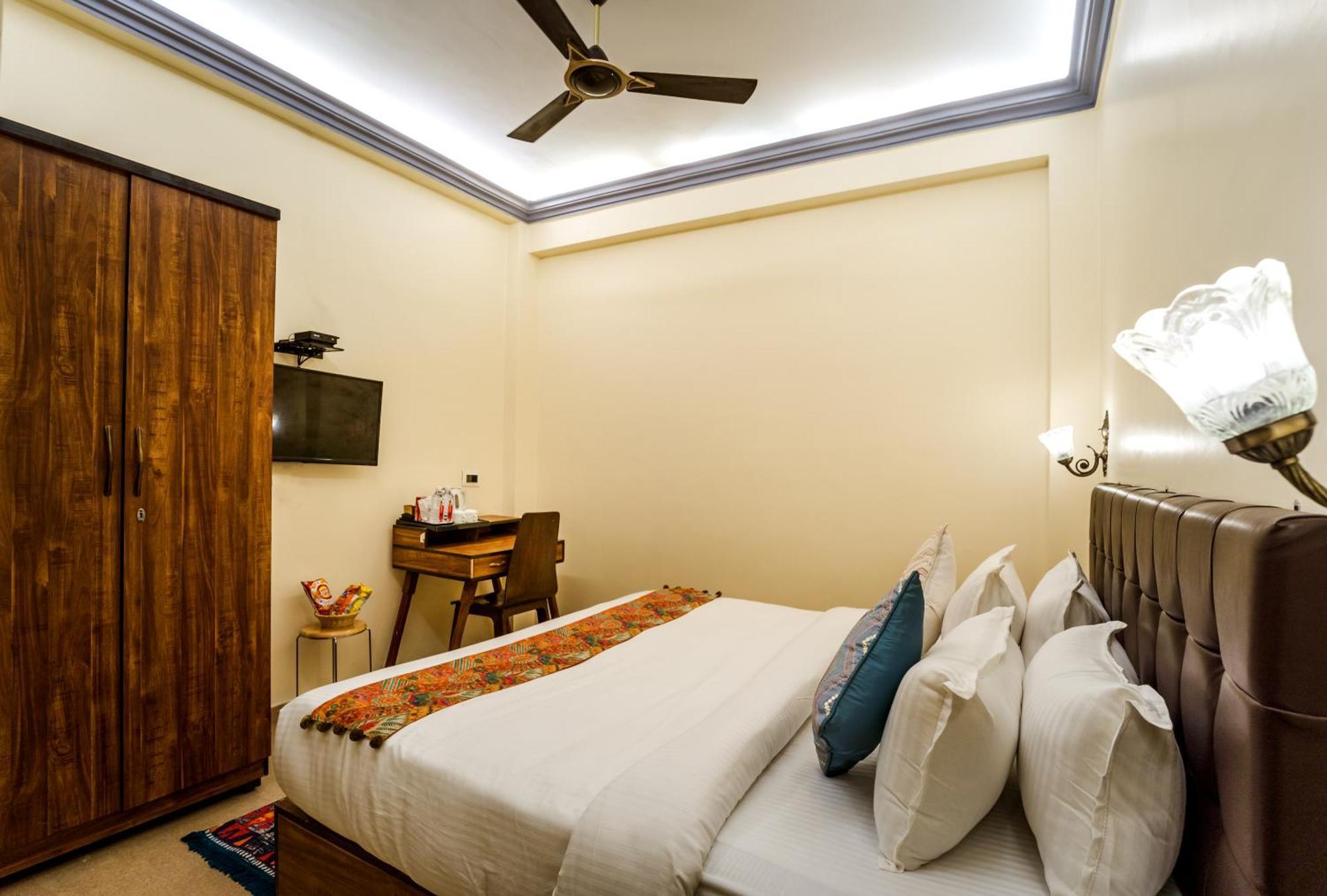 Tripli Hotels Silver Shine Váránaszi Kültér fotó