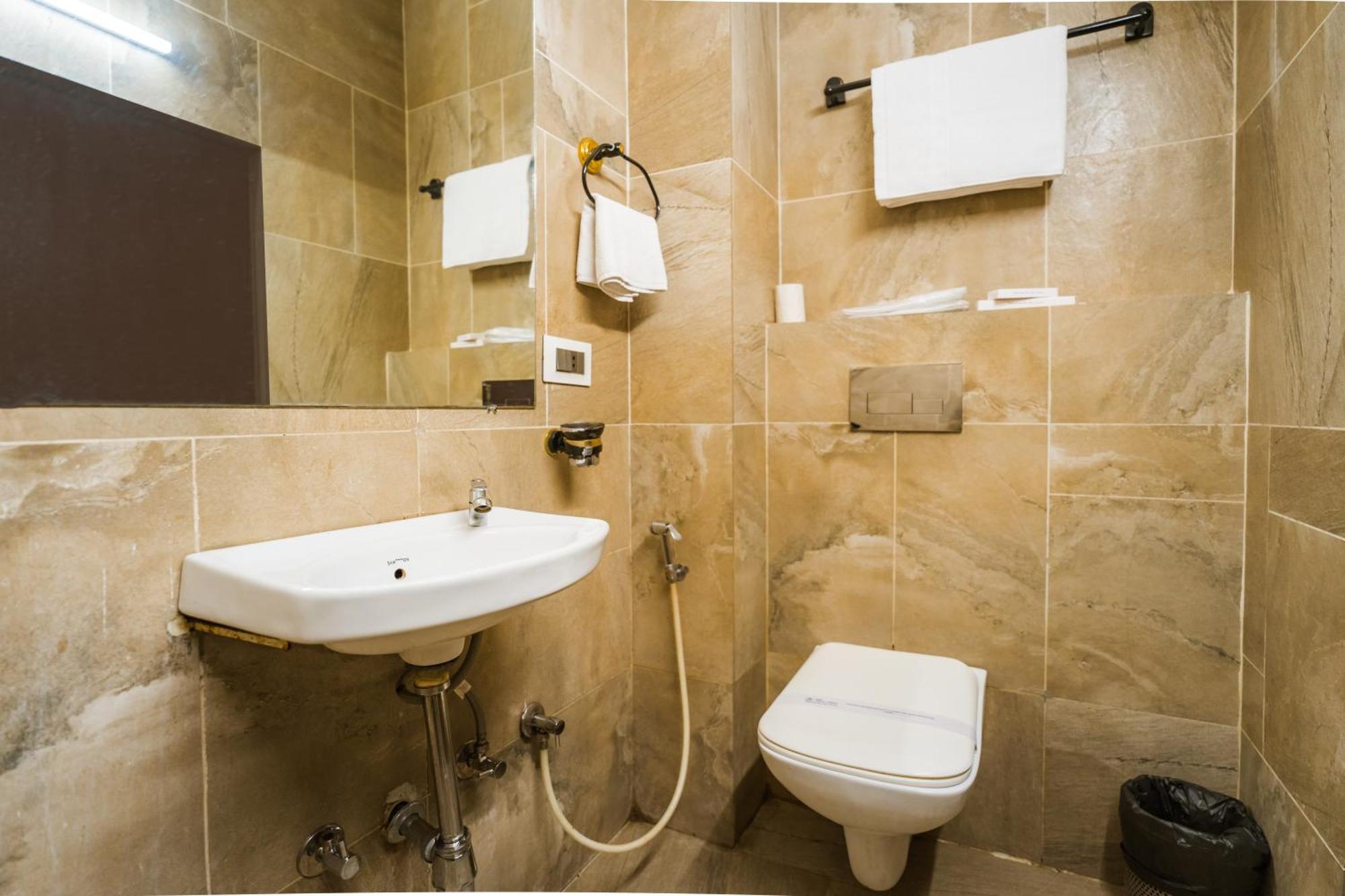 Tripli Hotels Silver Shine Váránaszi Kültér fotó